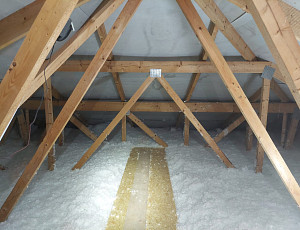 Zateplení stropu bungalovu pomocí foukané izolace